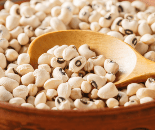 Black-eyed peas in a bowl.